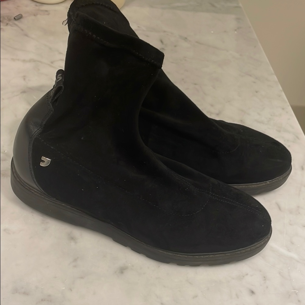 Gioseppo Suede Black Stretchy Ankle Boots🐑